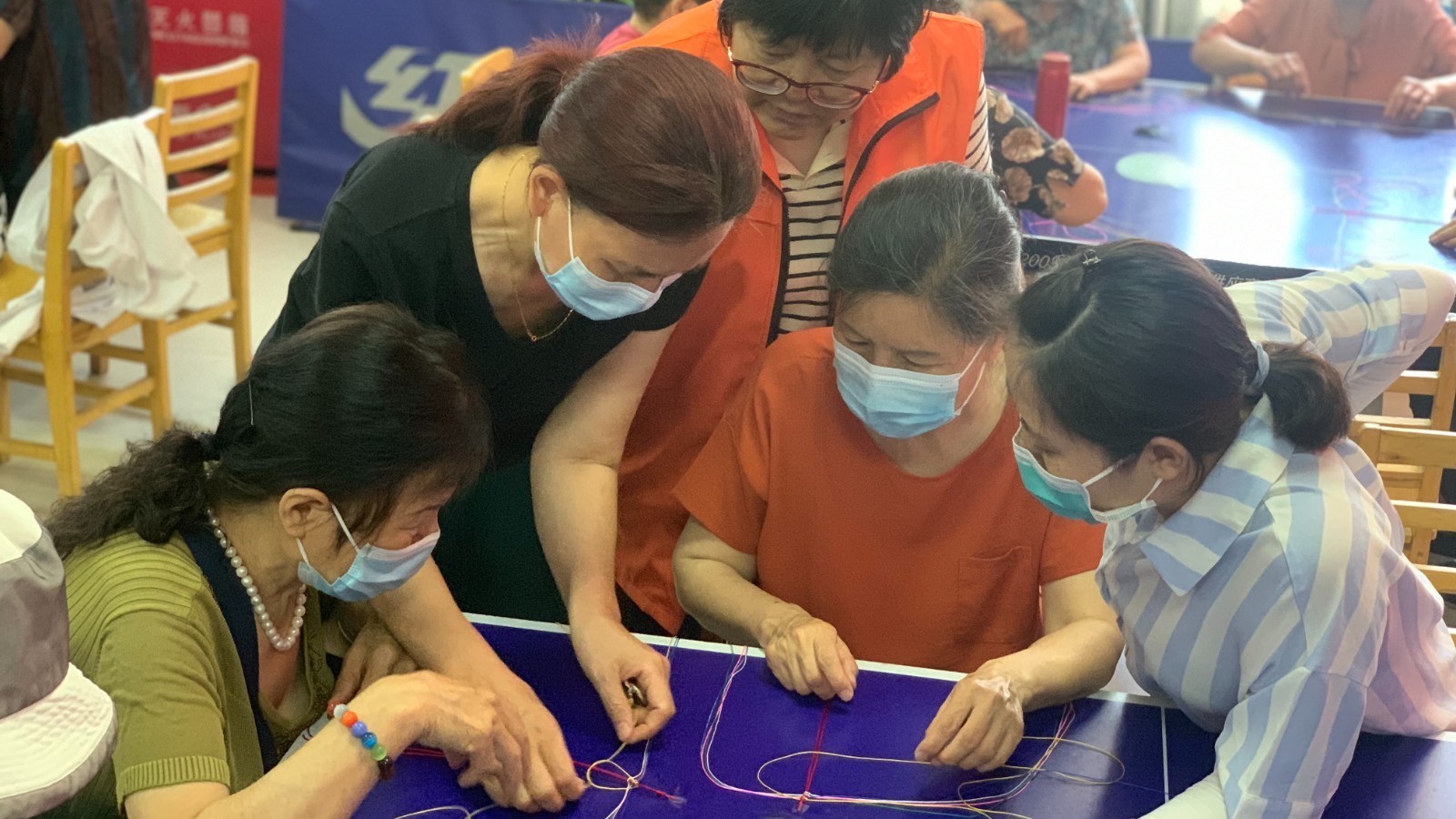 传承悠悠中华情 鲁谷居民端午巧手同编五彩绳将幸福感拉满 传承悠悠中华情 鲁谷居民端午巧手同编五彩绳将幸福感拉满