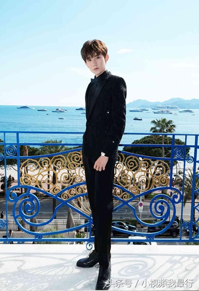 18岁范丞丞和王源同穿西装,站姿决定气质,差距