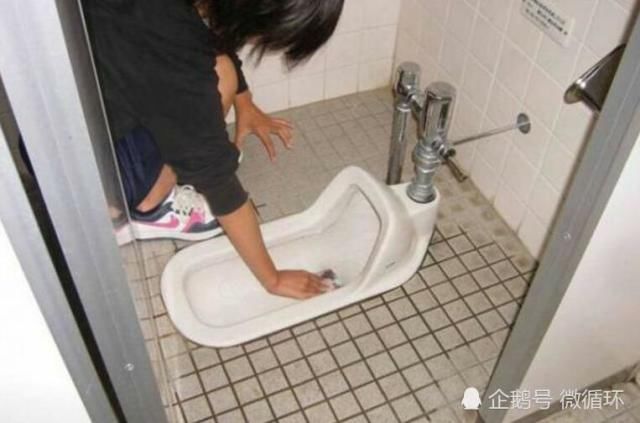 日本人这个优点值得我们学习,手洗厕所、下水
