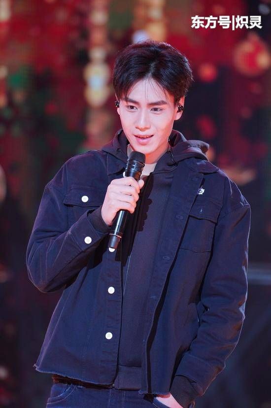 湖南卫视2018春节联欢晚会 胡一天刘昊然陪你