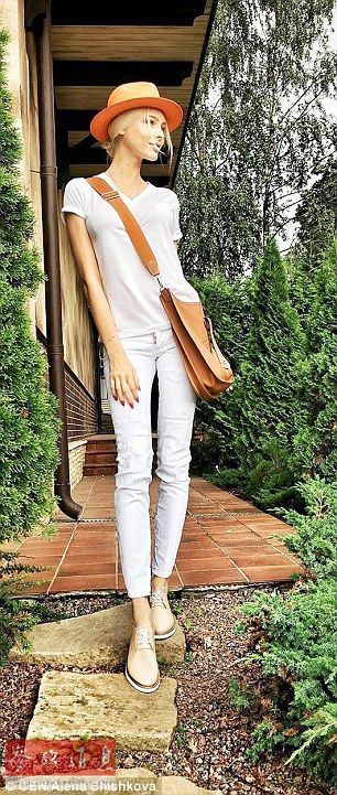 甚至有网友在照片下留言表示：“Alena，你至少应该吃点东西。”