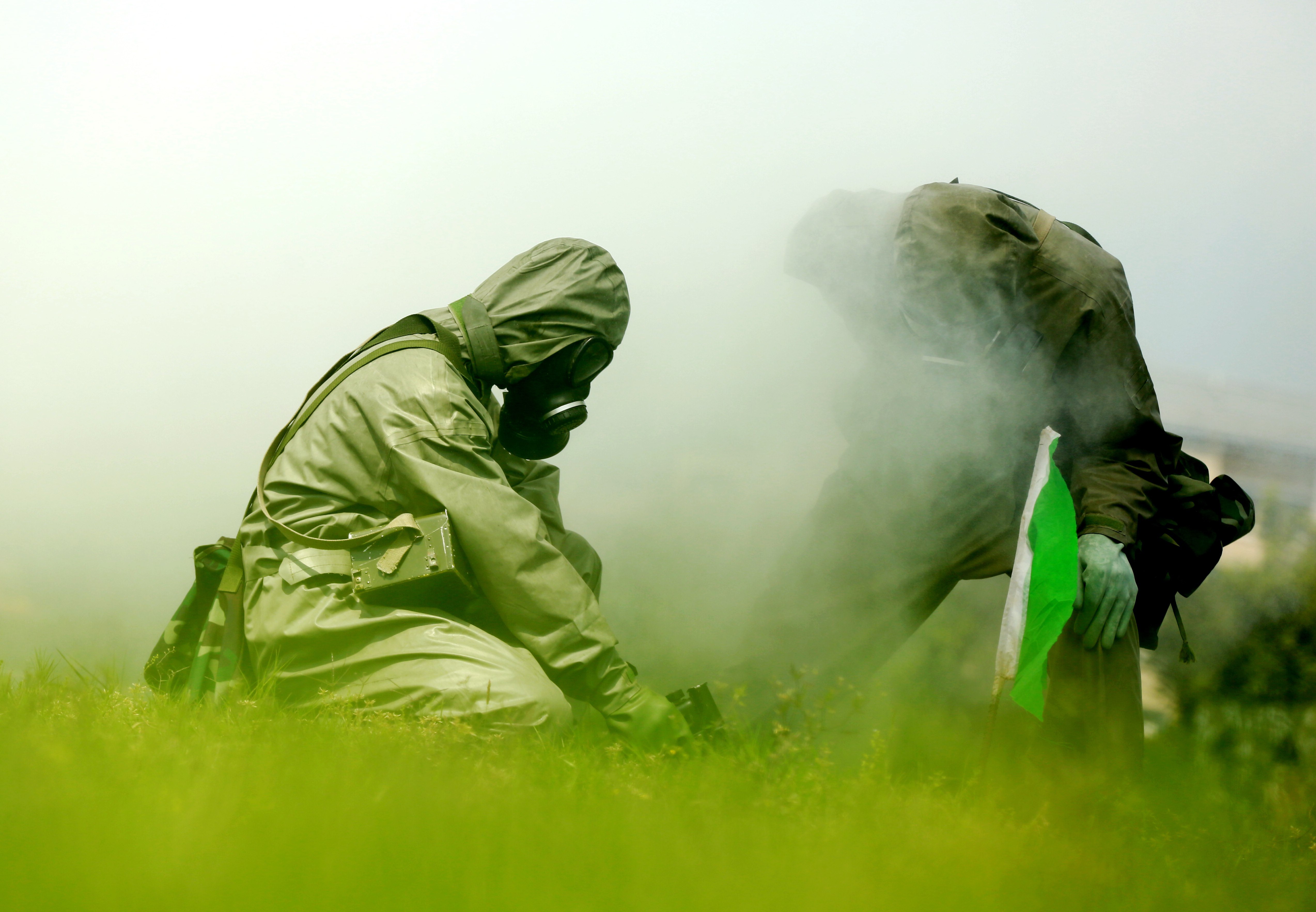 2017年4月19日,武警重庆总队八支队官兵在进行实战应用侦毒训练。