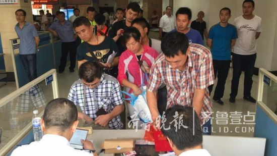 青岛公交集团招专车司机 1小时报名260人