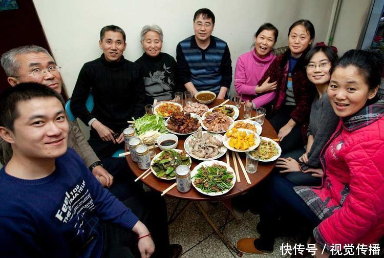 看电视,儿子指着电视喊爸爸,原来丈夫在外干这