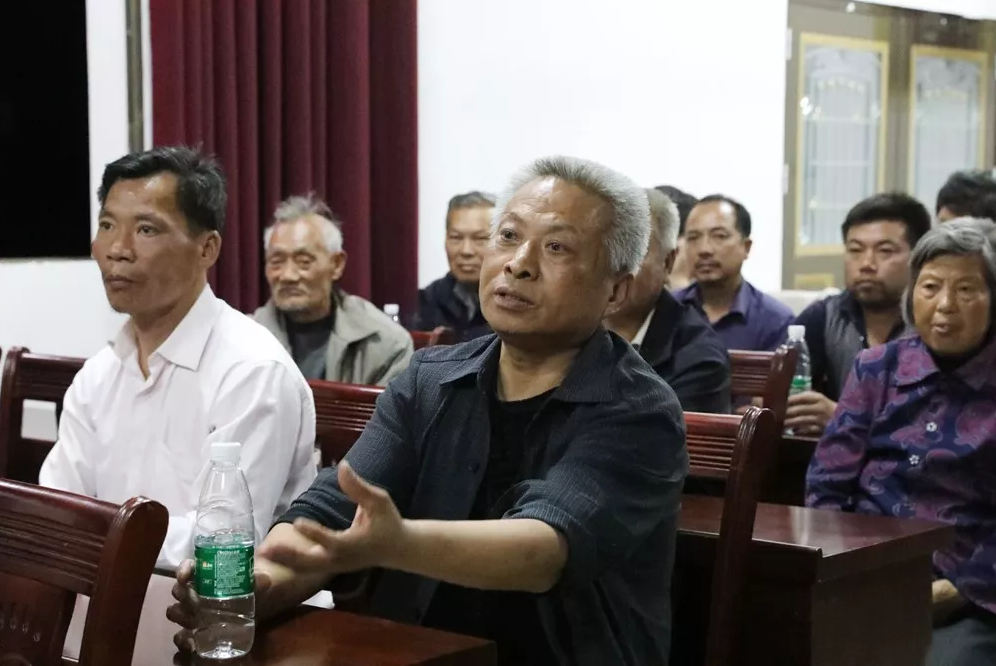 熊孙魁夜宿华坛山宣讲脱贫政策