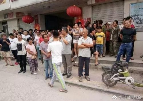 河北邢台任县新华电器坍塌现场图 已有2人被救出 河北邢台任县新华电器坍塌现场图 已有2人被救出