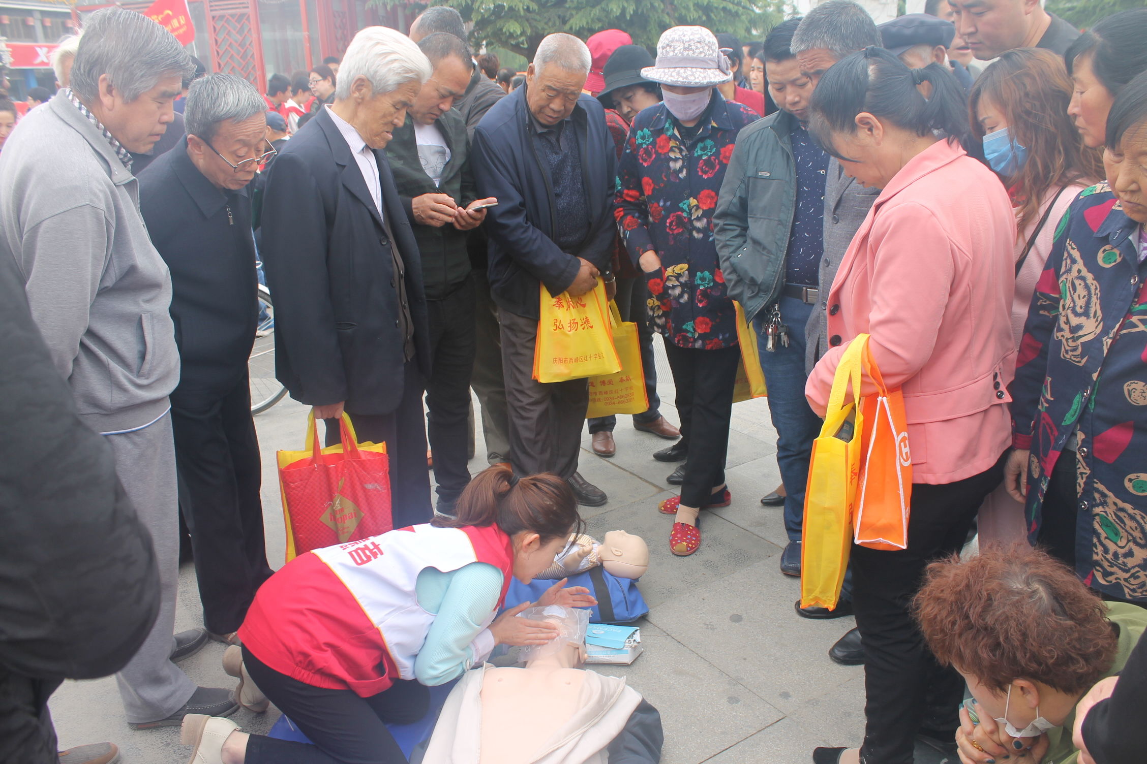 庆阳市红十字会开展人道-为了你的微笑主题