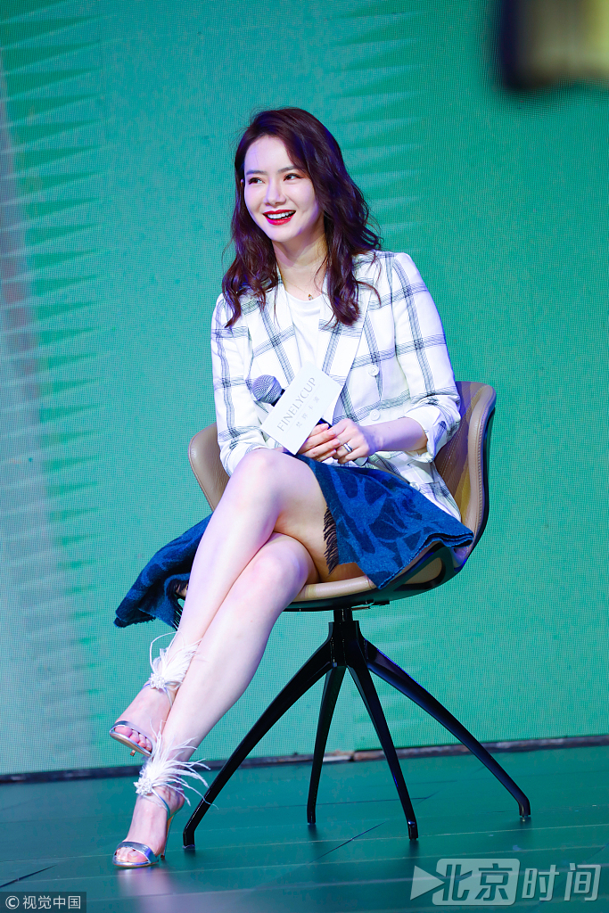戚薇走秀大长腿白到放光狂比心 一句话震惊众人