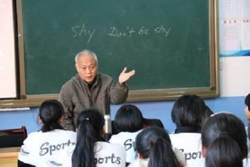 教育局严查在职教师有偿补课,退休教师可以补