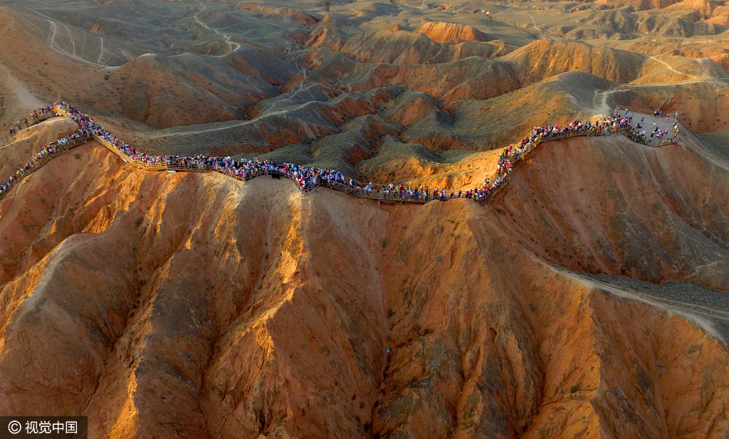 张掖丹霞地貌奇观形成于200万年前，位于张掖市临泽、肃南县境内，面积约510多平方千米，仅次于中国最大的赤水丹霞。