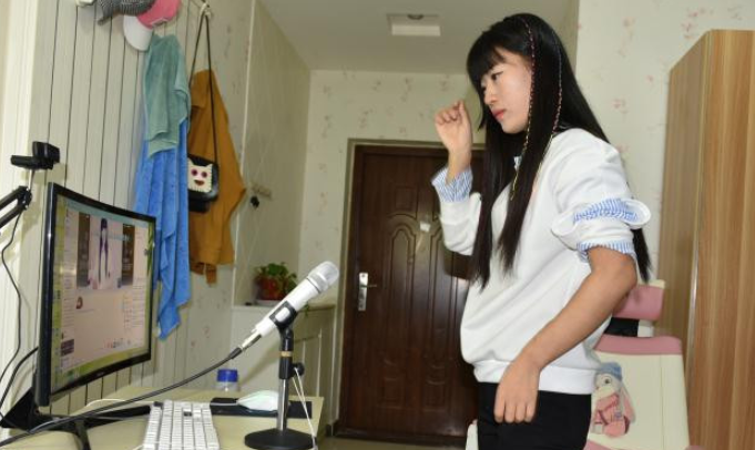今年8月份，她来到郑州寻医，租下一个15平方米左右的房子。医生建议她一个月至少做一次1600元的深度排毒治疗，由于家里钱不足，她选择了半年做一次。