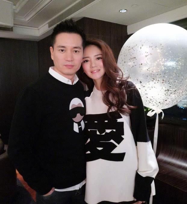 媒体还爆出陈荣炼还有个8岁的女儿,安以轩是继母身份,但她却说并不