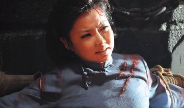 72岁江姐儿子旅居国外,被问为何不回国发展,他