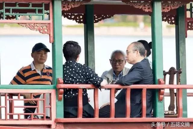 范冰冰现身拍摄《手机2》愁容满面!崔永元和三