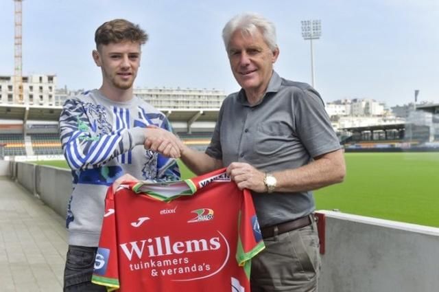 曼联比利时妖人离队官宣!巴西新援取得工作证