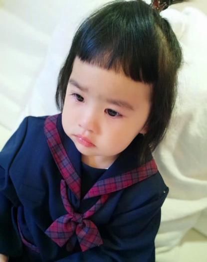 张丹峰女儿和旁边的卡通人物撞脸,而乔欣就是