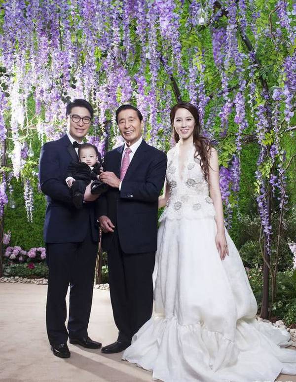 "千亿媳妇"罕见秀母子互动照 俩儿子长相曝光