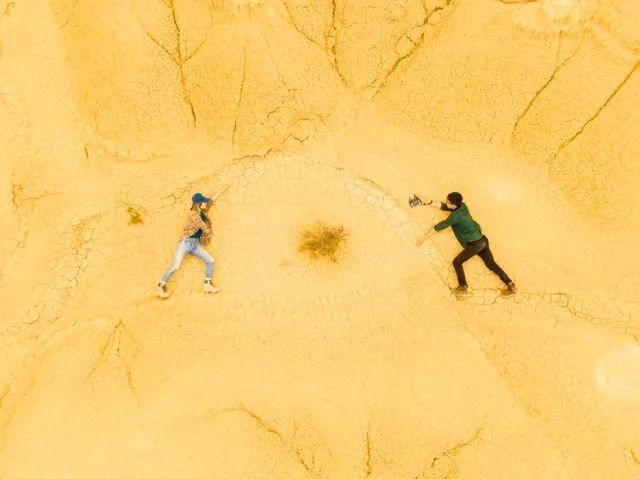 直男拿起相机之时,就是危险来临之际