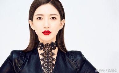 江疏影现身央视春晚联排,搭档李易峰合唱,靳东