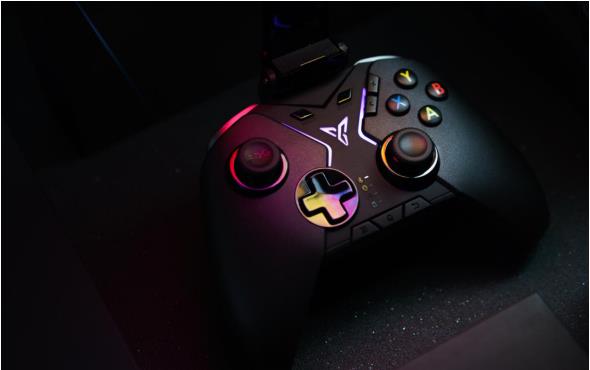 刺激战场首测,飞智八爪鱼手柄八侧键引领吃鸡