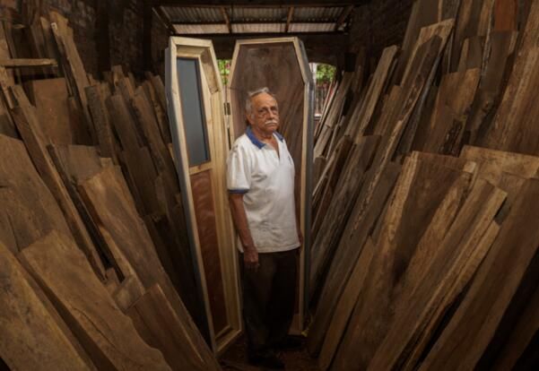 当地棺材铺老板和他的棺材铺.