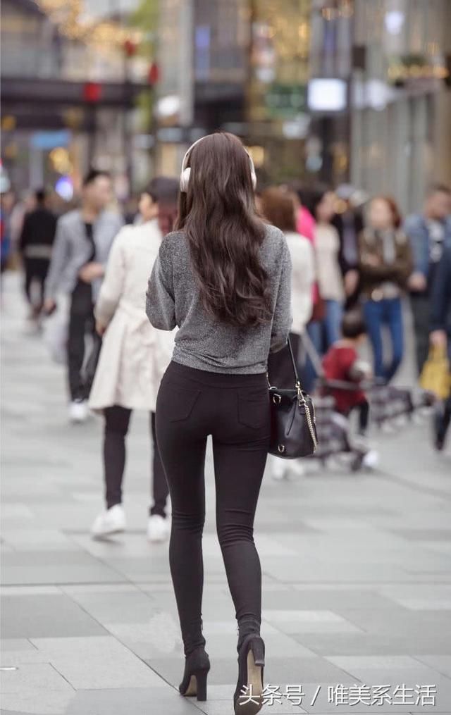 街拍黑色紧身裤美女,身姿苗条时尚性感,背影臀