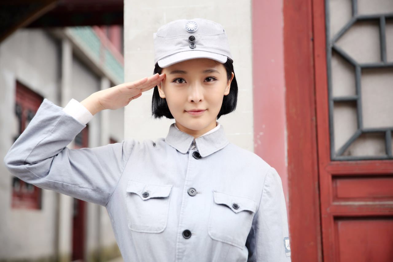 近日,李曼新动作不断,不仅主演的电视剧《铁血军魂》正在重庆卫视热映