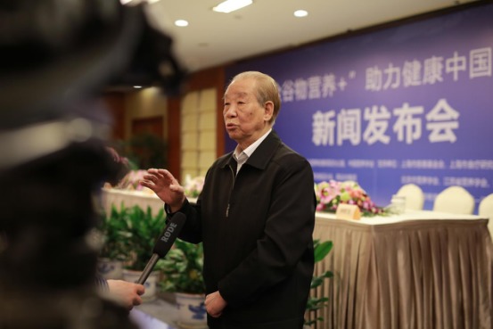 江南大学食品学院首任院长姚惠源接受媒体采访)