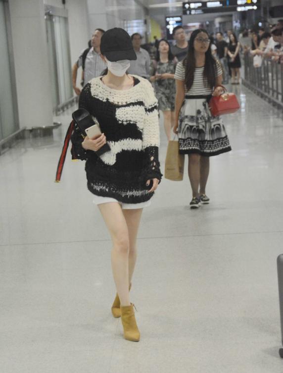 杜海涛机场穿睡衣配花裤衩,杨幂反季节穿衣的