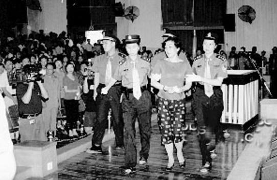 巨贪蒋艳萍:40个厅官倾倒石榴裙下,13年升迁至