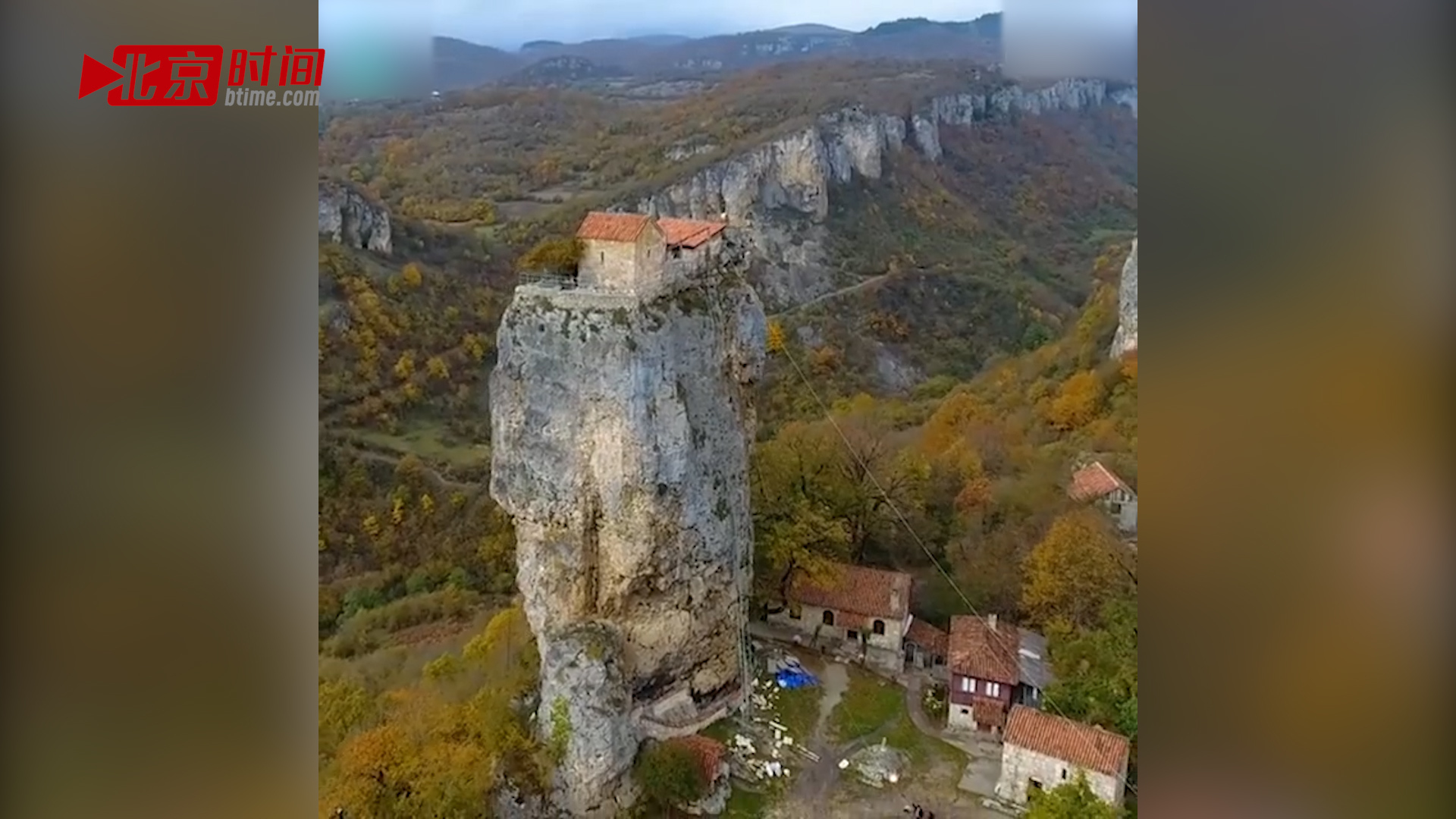 千年教堂建在40米高的巨石顶端 上下仅靠绳索