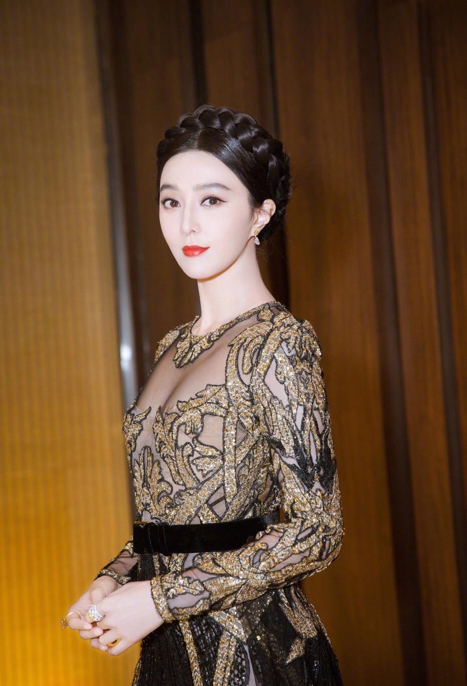 范冰冰抹胸透明薄纱裙惊艳大秀,文胸若隐若现