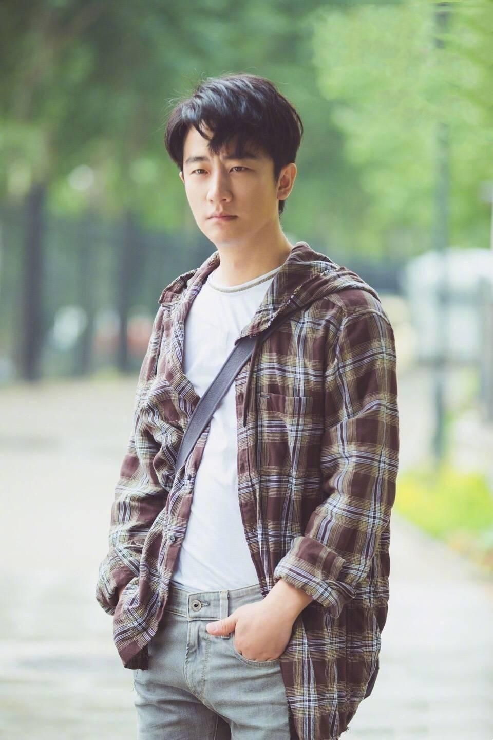 孙俪杨幂爱他,冯小刚陈凯歌抢他,红透半边天他