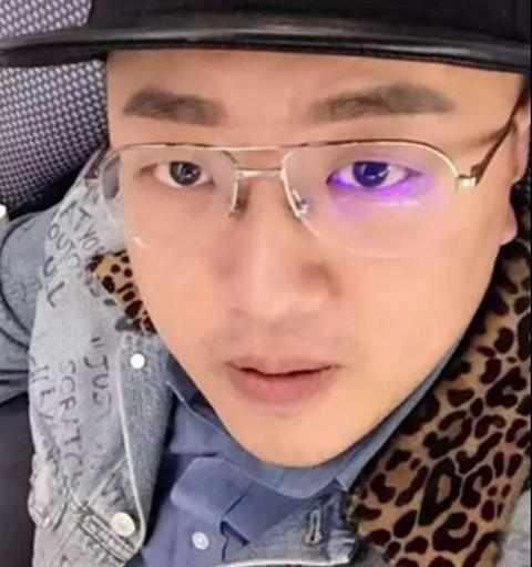 一人哥纵容阿哲跟天佑干仗,居然是伽柏跟百万