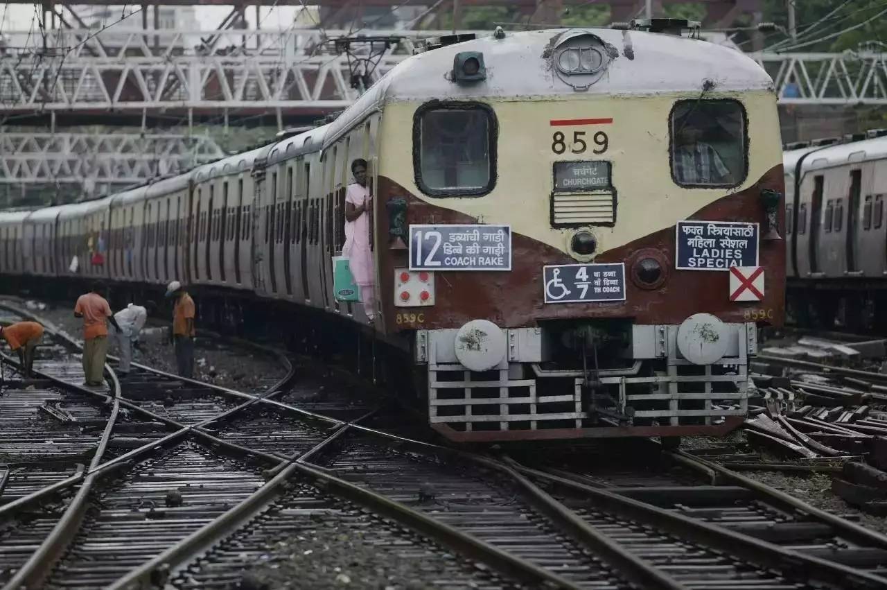 美国高中禁止女生穿露肩装,男生不爽了!