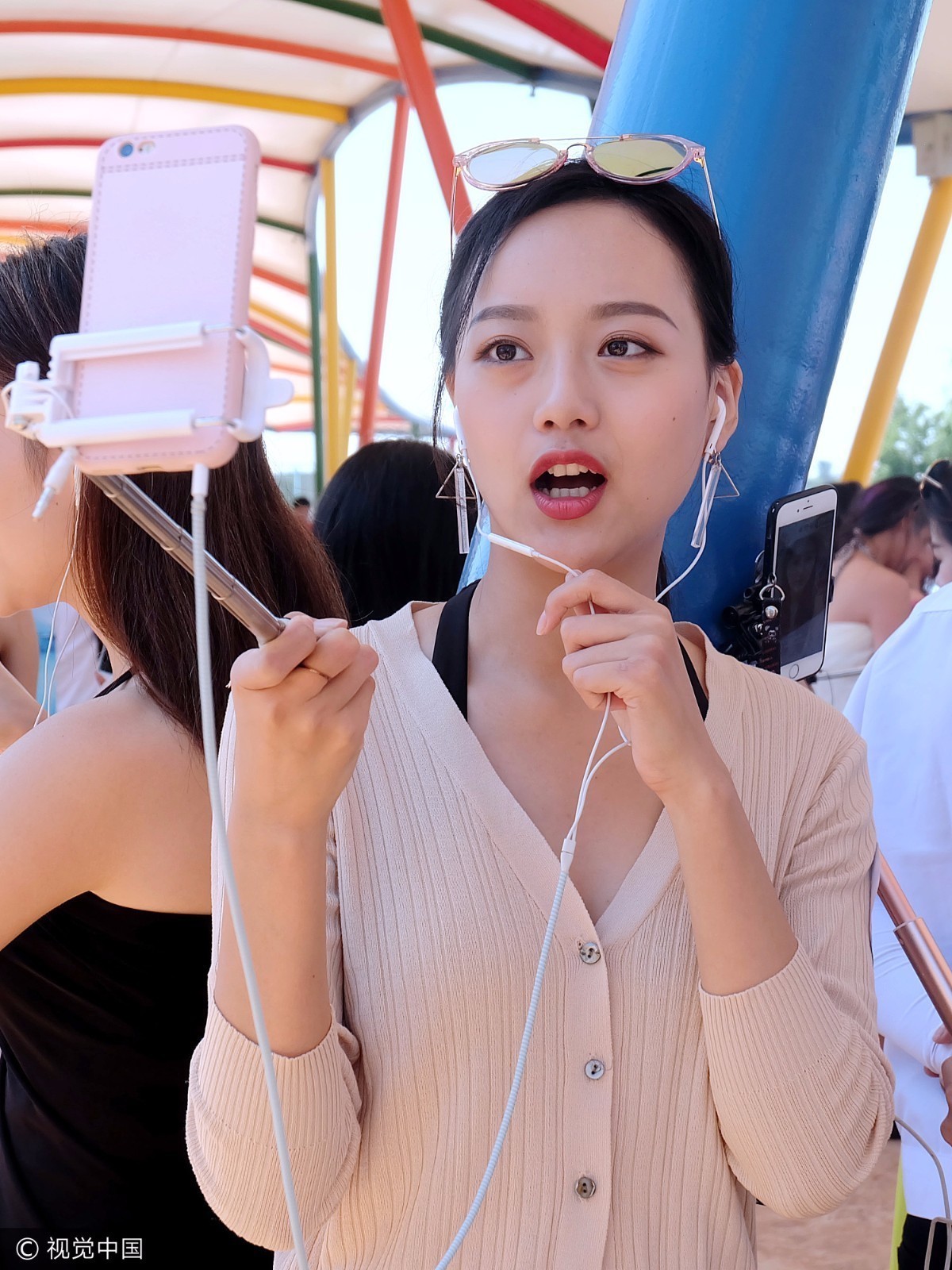 欢乐水世界开园 引百名美女直播魅力四射