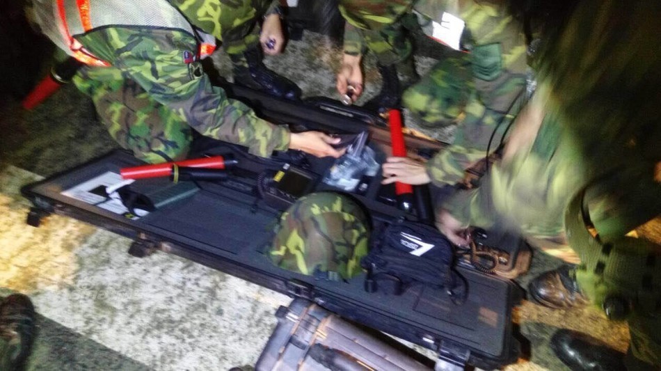 今日凌晨3点57分高雄地区发生里氏规模6.4地震，造成台南多处楼房倒塌，台湾陆军第8军团54工兵群官兵紧急赶往台南永大路灾害现场，将运用生命探测器协助搜寻受困民众。