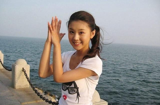 脸型跟赵丽颖相似,被郑恺称为是娱乐圈最干净