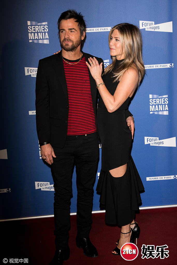 詹妮弗·安妮斯顿"破洞"礼服秀线条 获老公牵手眉目传情