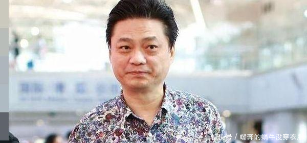 崔永元再发声,一张沙发3人5条腿成亮点,网友这