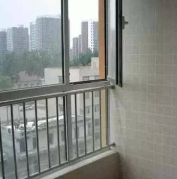 高层住房不要装平开窗,听师傅说完,我家才懊悔