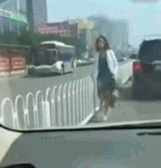 当女生们都在为了“不走光”费尽心思时,一位车主偶遇的这位姐姐可谓“女中豪杰”——为了省下几步路,穿着裙子也要翻越隔离栏,丝毫不畏惧大泄春光。面对小有一米高的护栏,只见这名女子不慌不忙,美腿轻轻一抬,露出红色底裤,左腿再一送,就成功越了过去,随后女子旁若无人地大摇大摆离去。