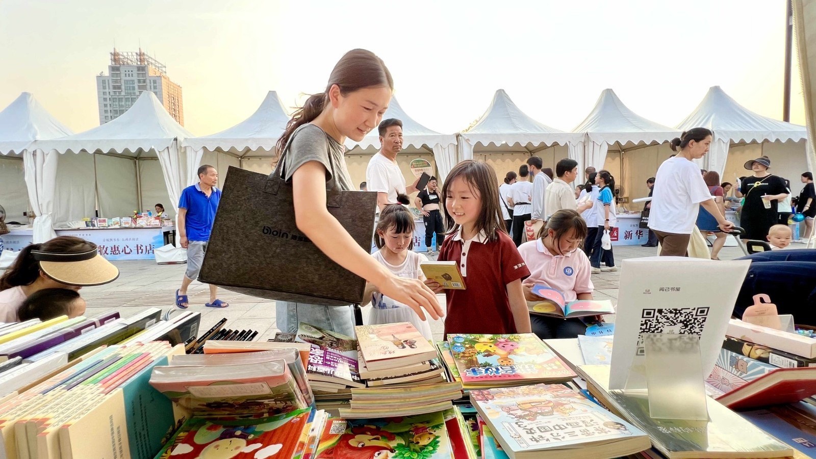 平谷区在世纪广场举办首届书市活动 平谷区在世纪广场举办首届书市活动