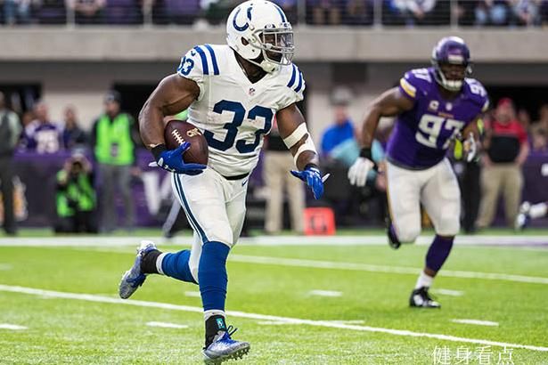 不是只有健美才出肌肉男,橄榄球和摔跤运动员