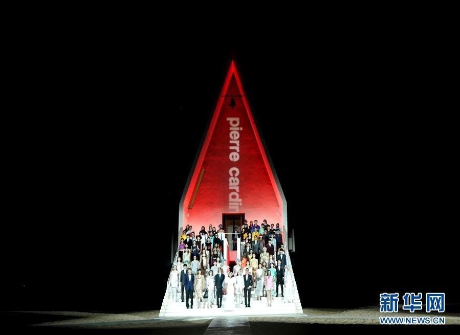 　9月5日，模特在展示皮尔·卡丹时装。 当日，皮尔·卡丹2020春夏大型时装发布会在河北省秦皇岛市北戴河新区阿那亚沙滩举行。 