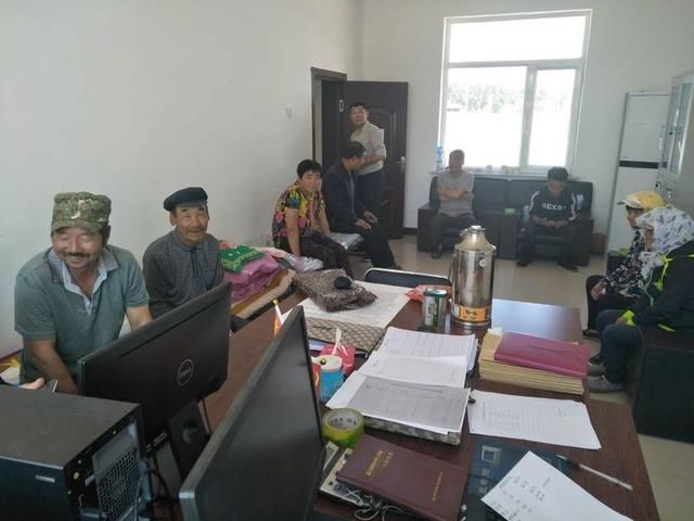 奈曼嘎查村用大喇叭宣传党的扶贫政策(通辽市