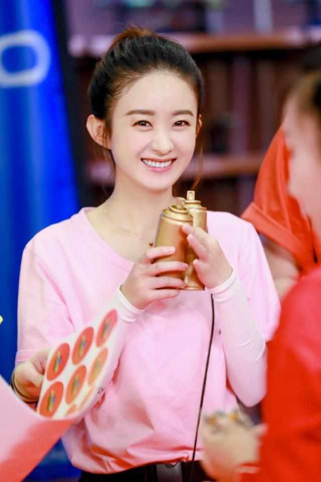 赵丽颖直播被网友吐槽戴美瞳、妆太浓,结果颖