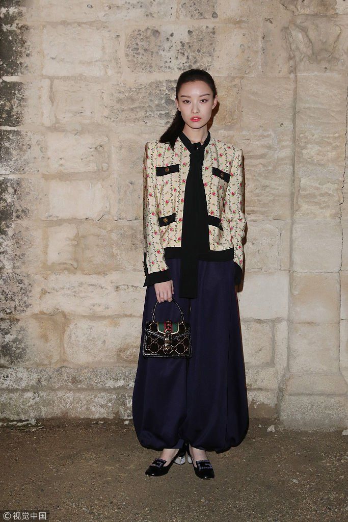 妮着灯笼裤扎马尾优雅摩登 李宇春蓝色斗篷大