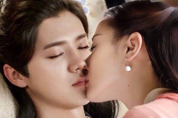 鹿晗迪丽热巴吻照 迪丽热巴鹿晗已经在一起了