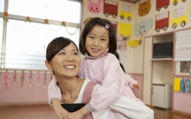 幼儿园老师透露真实收入,看到工资条上的数字